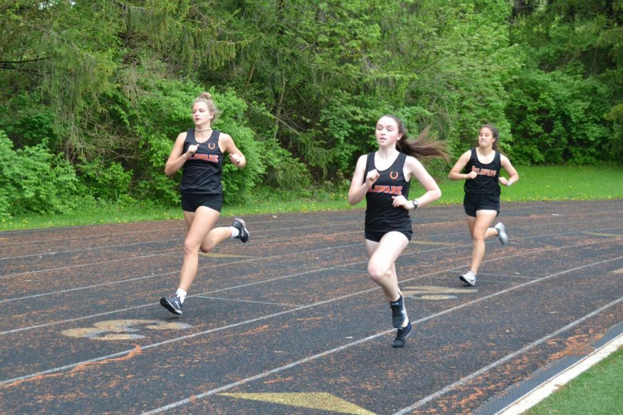 Hayes runners in first lap of 800 meter run.